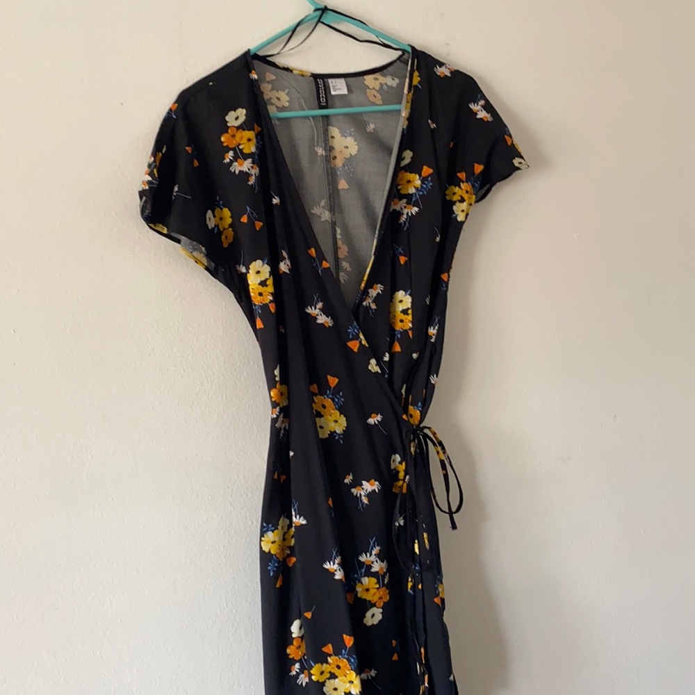 H&M wrap floral dress. Never worn size 6